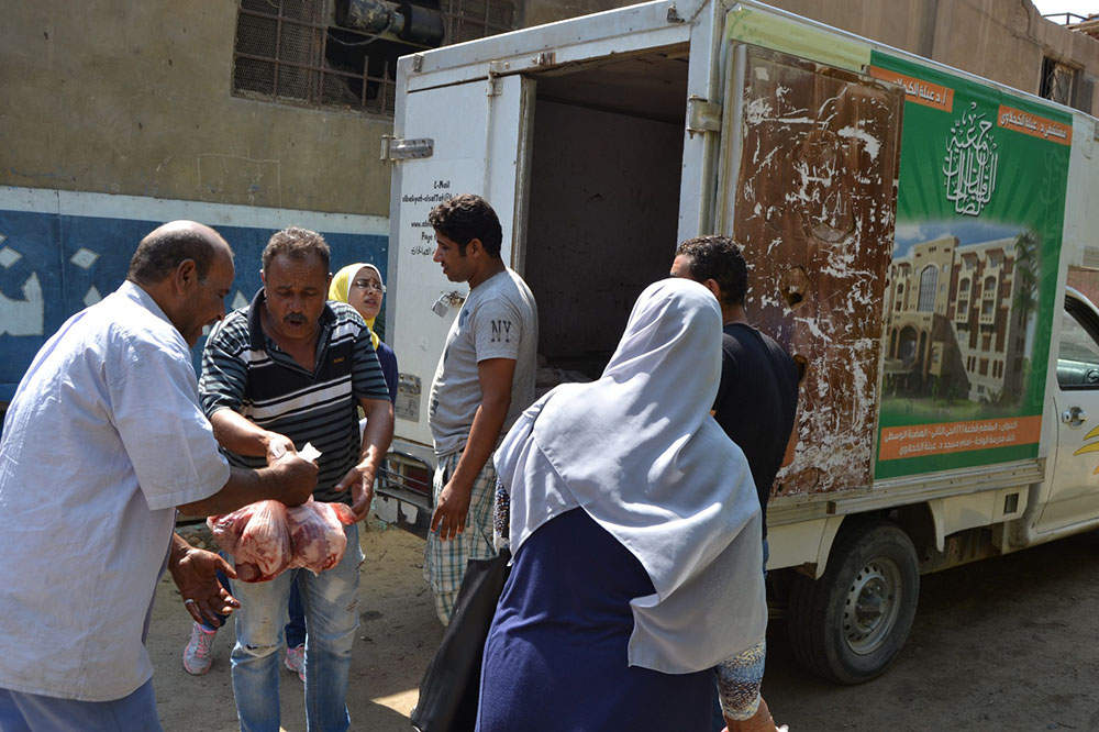 بالصور .. الباقيات الصالحات تنتهى من توزع لحوم الاضاحى  على غير القادرين